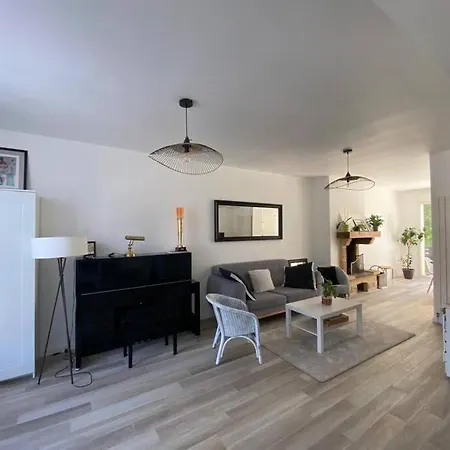 Holiday home Maison Lumineuse Avec Jardin, Proche Paris Et Paris *